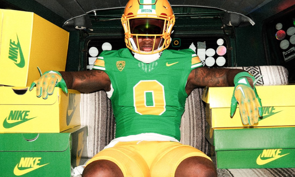 Oregon Brings Back Retro Uniform Combination for Washington State